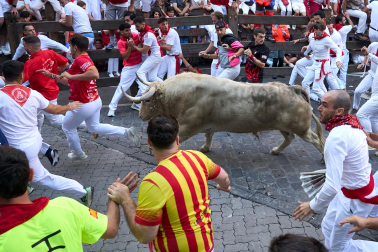 Primer encierro de San Fermín en la curva de Telefónica.