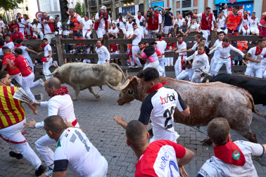 Primer encierro de San Fermín en la curva de Telefónica.