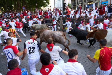 Primer encierro de San Fermín en la curva de Telefónica.