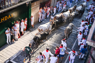 Primer encierro de San Fermín 2026 en la plaza del Ayuntamiento.
