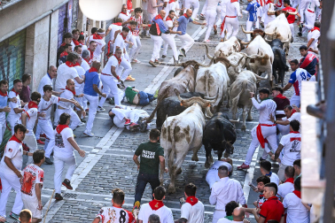 Primer encierro de San Fermín 2026 en la plaza del Ayuntamiento.