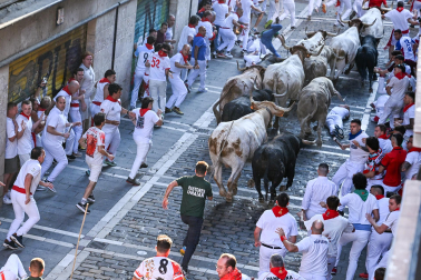 Primer encierro de San Fermín 2026 en la plaza del Ayuntamiento.