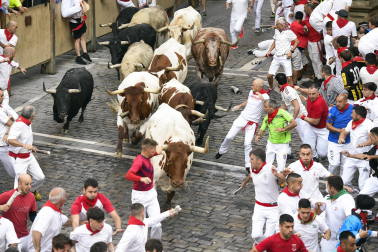 Primer encierro de San Fermín 2026 en la plaza del Ayuntamiento.