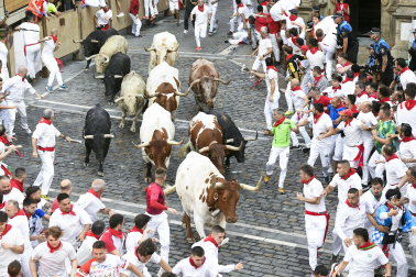 Primer encierro de San Fermín 2026 en la plaza del Ayuntamiento.