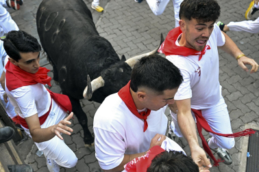 Primer encierro de San Fermín 2026 con toros de Fuente Ymbro.