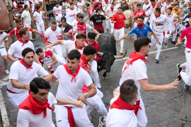 Primer encierro de San Fermín 2026 en la curva de Telefónica.