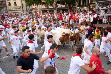 Primer encierro de San Fermín 2026 en la curva de Telefónica.