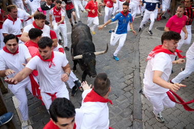 Primer encierro de San Fermín 2026 en la curva de Telefónica.