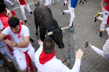 Primer encierro de San Fermín 2026 en la curva de Telefónica.