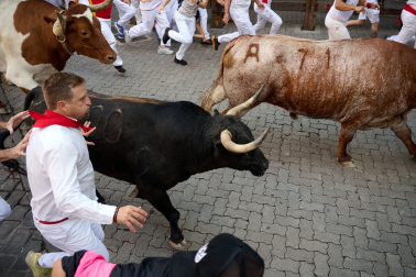 Primer encierro de San Fermín 2026 en la curva de Telefónica.