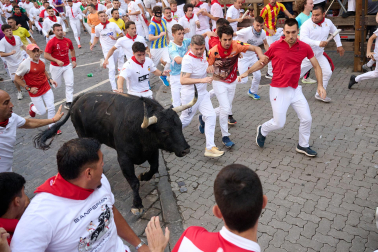 Primer encierro de San Fermín 2026 en la curva de Telefónica.