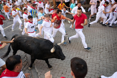 Primer encierro de San Fermín 2026 en la curva de Telefónica.
