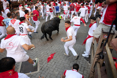 Primer encierro de San Fermín 2026 en la curva de Telefónica.