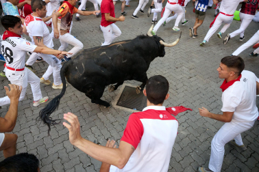 Primer encierro de San Fermín 2026 en la curva de Telefónica.