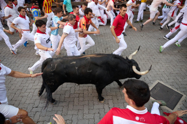Primer encierro de San Fermín 2026 en la curva de Telefónica.