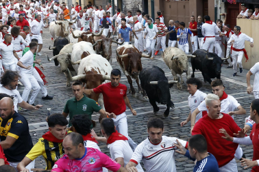 Primer encierro de San Fermín con toros de Fuente Ymbro.