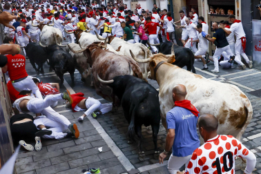 Primer encierro de San Fermín con toros de Fuente Ymbro.