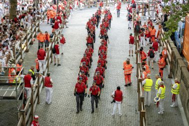 Primer encierro de San Fermín 2026 en la bajada al callejón.