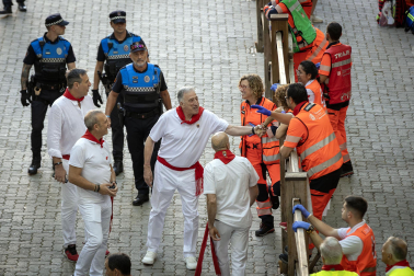 Primer encierro de San Fermín 2026 en la bajada al callejón.