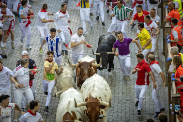 Primer encierro de San Fermín 2026 en la bajada al callejón.