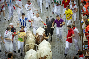 Primer encierro de San Fermín 2026 en la bajada al callejón.