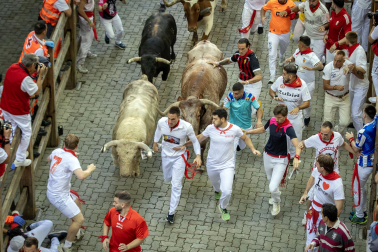 Primer encierro de San Fermín 2026 en la bajada al callejón.