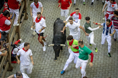 Primer encierro de San Fermín 2026 en la bajada al callejón.