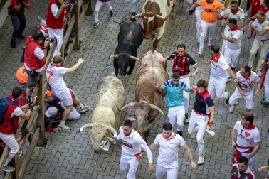 Primer encierro de San Fermín 2026 en la bajada al callejón.