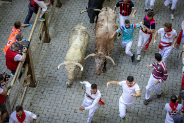 Primer encierro de San Fermín 2026 en la bajada al callejón.