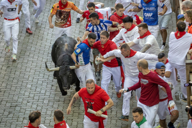 Primer encierro de San Fermín 2026 en la bajada al callejón.