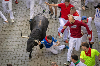 Primer encierro de San Fermín 2026 en la bajada al callejón.