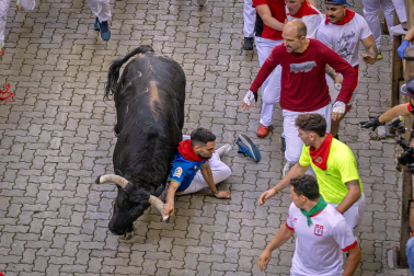 Primer encierro de San Fermín 2026 en la bajada al callejón.