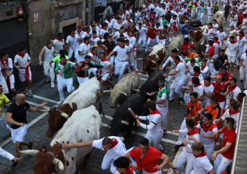 Primer encierro de San Fermín 2026 en la Estafeta.