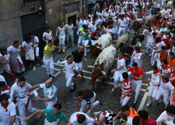 Primer encierro de San Fermín 2026 en la Estafeta.