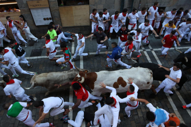 Primer encierro de San Fermín 2026 en la Estafeta.