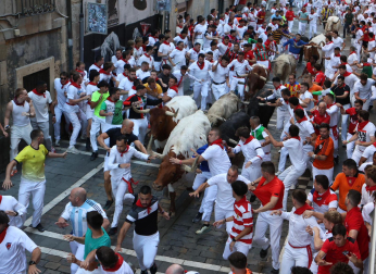 Primer encierro de San Fermín 2026 en la Estafeta.