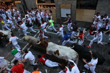 Primer encierro de San Fermín 2026 en la Estafeta.