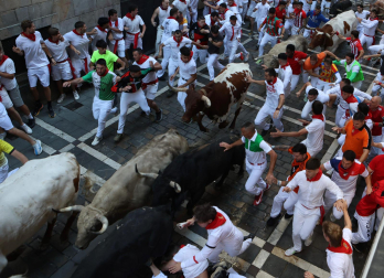 Primer encierro de San Fermín 2026 en la Estafeta.