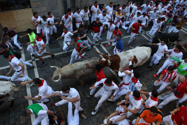 Primer encierro de San Fermín 2026 en la Estafeta.