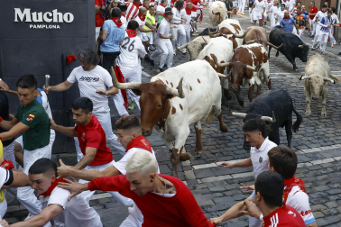 Fotos del primer encierro de San Fermín 2026 con toros de Fuente Ymbro.