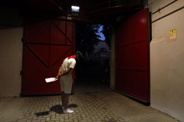 Primer encierro de San Fermín 2026 en el tramo del callejón de entrada a la plaza de toros.