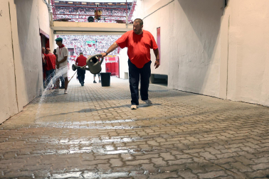 Primer encierro de San Fermín 2026 en el tramo del callejón de entrada a la plaza de toros.