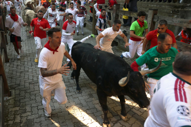 Primer encierro de San Fermín 2026 en el tramo del callejón de entrada a la plaza de toros.