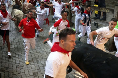 Primer encierro de San Fermín 2026 en el tramo del callejón de entrada a la plaza de toros.