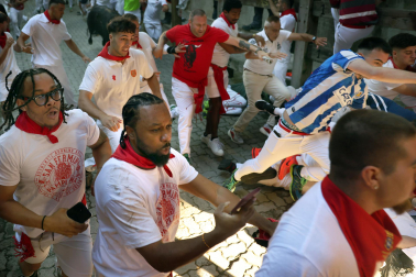 Primer encierro de San Fermín 2026 en el tramo del callejón de entrada a la plaza de toros.