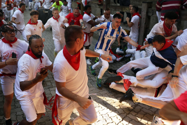 Primer encierro de San Fermín 2026 en el tramo del callejón de entrada a la plaza de toros.
