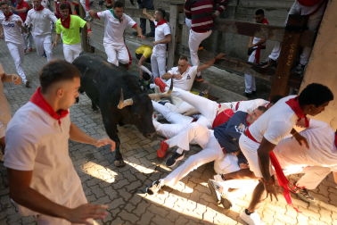Primer encierro de San Fermín 2026 en el tramo del callejón de entrada a la plaza de toros.