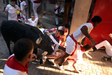 Primer encierro de San Fermín 2026 en el tramo del callejón de entrada a la plaza de toros.