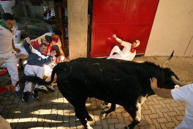 Primer encierro de San Fermín 2026 en el tramo del callejón de entrada a la plaza de toros.
