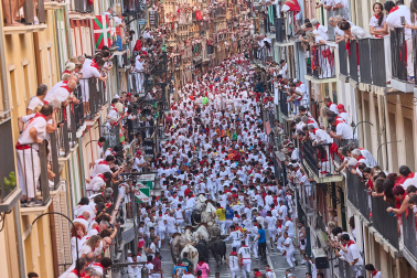 Primer encierro de San Fermín 2026 con toros de Fuente Ymbro en la curva de Mercaderes y Estafeta.